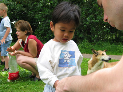 Noah eendjes voeren1