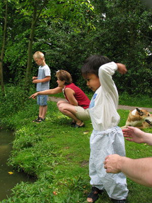 Noah eendjes voeren2