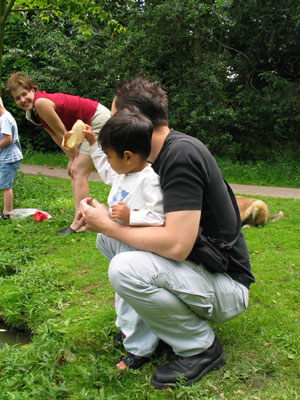 Noah eendjes voeren4