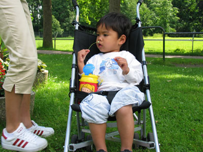 Noah met bloem voor mama2